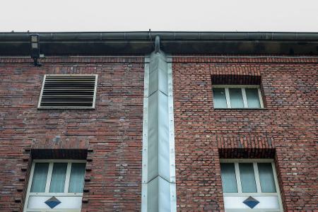 Regenrinne abgedeckt, Fassade ohne Halt für Kletterer - wie kam der Häftling auf das Dach? 