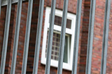 Ein Zaun und vergitterte Fenster - trotzdem gelang einem Häftling die Flucht.