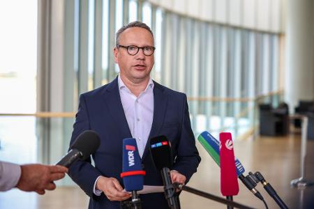 NRW-Justizminister gerät durch den Ausbruch in Duisburg unter Druck.
