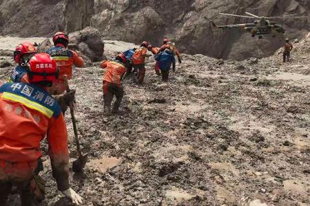 Spezialteams aus China und Indien wollen in Nepal an einem Tunnel nach Opfern suchen. 