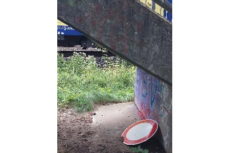 Das Verkehrsschild wurde durch den Aufprall zur Seite geschleudert.