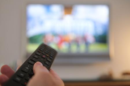 Die Umsätze mit klassischer Unterhaltungselektronik wie Fernsehern gehen in Deutschland weiter leicht zurück. (Archivbild)