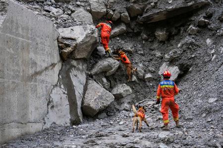 Tibet: Spürhunde im Schlamm – Rettungskräfte suchen in Gyirong nach der Sturzflut nach Opfern