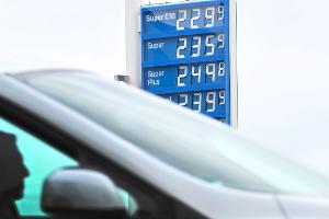 Der Krieg im Iran hat Öl verteuert, das bekommen Autofahrer hierzulande an der Tankstelle zu spüren.