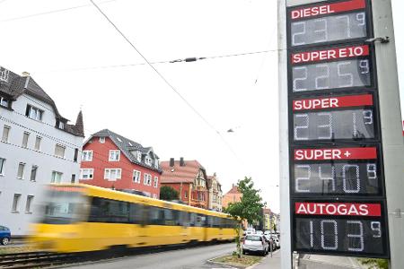 Der Tankrabatt ist ausgelaufen, Literpreise über zwei Euro für Sprit sind an Tankstellen in Deutschland wieder die Regel.