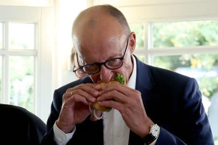 Das Fischbrötchen ließ sich der Kanzler schmecken.