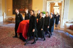 In langsamen Schritten begleitete die Familie den Sarg von Harald V.