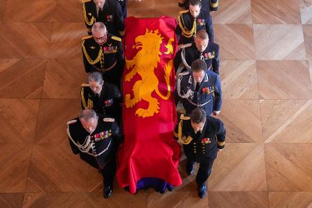 Letzte Ehre: Sarg des norwegischen Königs Harald V. wird in die Schlosskapelle überführt.