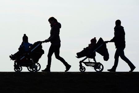 Nach einer Forsa-Umfrage für Save the Children haben viele Eltern finanzielle Sorgen. (Symbolbild)