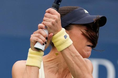 Tennisspielerin Sorana Cirstea spielt den Ball.