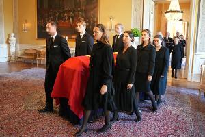 König Harald V.: Familie trägt Sarg durch fünf Säle zur Kapelle