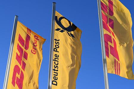 Eine Deutsche-Post-Fahne an der Konzernzentrale umrahmt von DHL-Fahnen. So soll es bleiben.