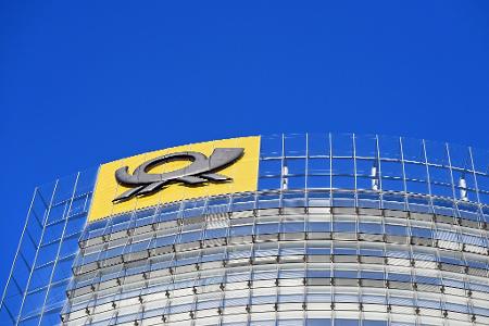 Über den 41 Stockwerken des Bonner Posttowers thront das gute alte Posthorn-Logo. Das soll so bleiben.