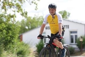 Sven Schulze strampelt, damit er auch bei der nächsten Tour als Ministerpräsident dabei ist.