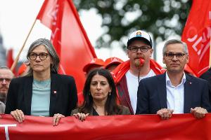 "Mit der IG Metall werden die Werke in Emden, Zwickau, Hannover und Neckarsulm nicht geschlossen", kündigt Benner (l.) an. (Archivbild)