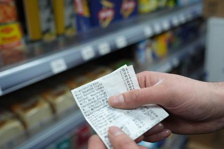 Die Verbraucherpreise in Deutschland dürften noch lange erhöht bleiben, schätzt das Ifo. (Archivbild)