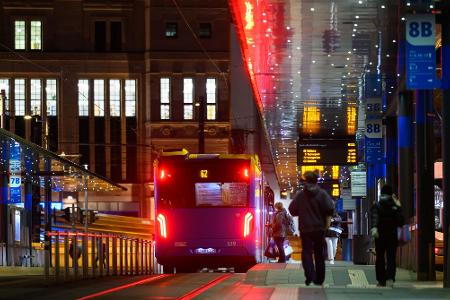 Der Thinktank Agora bemängelt eine schlechte Anbindung vieler Menschen in Deutschland an den öffentlichen Nahverkehr. (Archivbild)