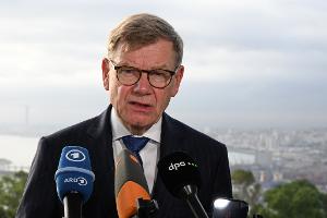 Außenminister Johann Wadephul (CDU) äußert sich in der algerischen Hauptstadt Algier vor Journalisten.
