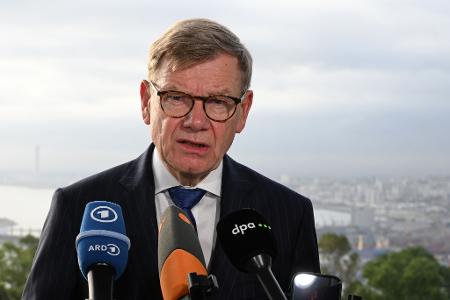 Außenminister Johann Wadephul (CDU) äußert sich in der algerischen Hauptstadt Algier vor Journalisten.