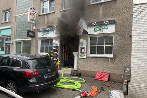 Brandrauch dringt aus der Gaststätte