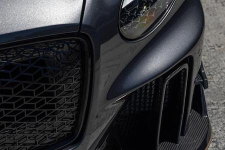 Detailaufnahme der Front eines Bentley Supersports in Anthrazit. Sichtbar sind der ovale LED-Scheinwerfer, der große Wabenkühlergrill sowie ein markanter Carbon-Frontsplitter mit vertikalen Luftleitfinnen. Die Nahaufnahme betont Lackstruktur und Aerodynamik-Elemente der Frontschürze.