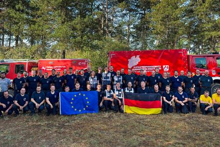 Abschlussfoto der EU-Waldbrandeinheit aus NRW am Einsatzort in Serbien