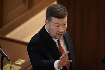 Der Vorsitzende des tschechischen Abgeordnetenhauses, Tomio Okamura, trifft zu einer Debatte im Parlament ein. (Archivbild)