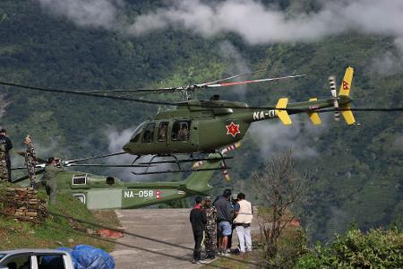 Ein Rettungshubschrauber hebt zum Einsatz im Katastrophengebiet in Nepal ab.