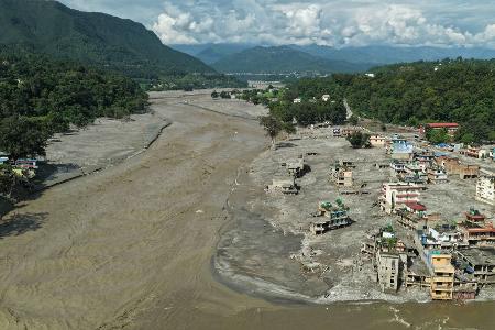 Ein Blick auf die Schäden nach einer Sturzflut im Gebiet Devighat im Distrikt Nuwakot.