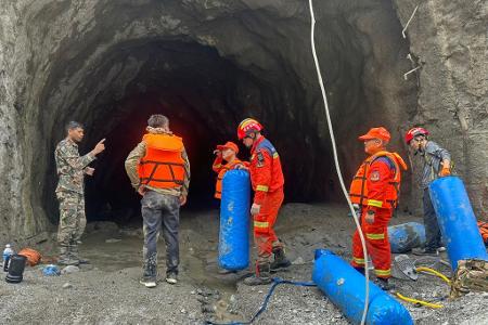 In Tunneln werden noch immer zahlreiche Arbeiter vermisst.