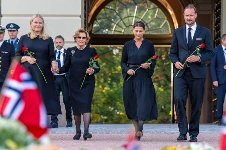 Norwegens Königinnen Sonja und Mette-Marit trauern Hand in Hand