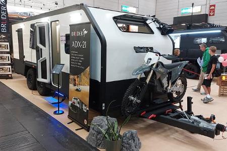 Abenteuer inklusive: Der Bruder ADX 21 bringt sogar das Motorrad mit.