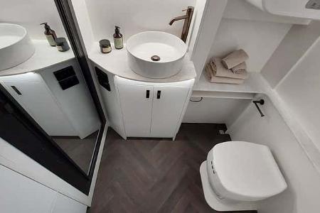 Fischgrät-Parkett im Caravan-Bad? Beim Bruder ADX 21 ist das Standard.