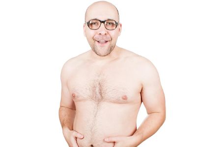 Mann mit Brille, Bauch, Bart und freiem Oberkörper