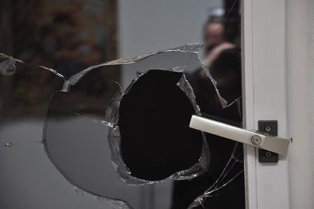 Symbolbild Einbruch durch Fenster