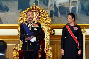 Im Parlament legte Haakon seinen Eid ab. An seiner Seite: Kronprinzessin Ingrid Alexandra. 