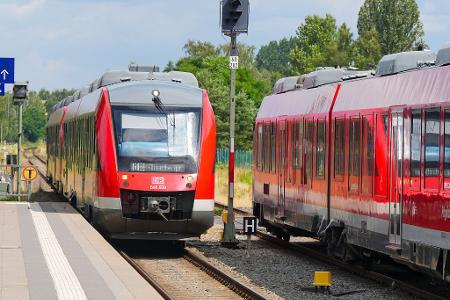 Für jede Zugfahrt fällt in Deutschland eine sogenannte Schienenmaut an. Für den Nahverkehr könnte diese deutlich steigen - eine Klage soll das nun verhindern. (Archivbild)