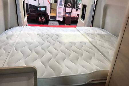 Challenger S117 V Road Edition (2027) – Querbett im Heck, Matratze, Stauraum darunter, LED-Beleuchtung, Campingbus-Schlafbereich