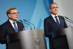 Außenminister Johann Wadephul (CDU) und Bundesinnenminister Alexander Dobrindt (CSU) sind sich sicher: Hinter dem gescheiterten Anschlag steckt Russland.