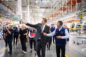 Lars Klingbeil besuchte in den USA das BMW-Werk in Spartanburg.