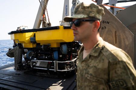 Mit Hilfe des türkischen Schiffes TCG Isin (A-583) soll das Wrack des am Sonntag gesunkenen Katamarans untersucht werden.