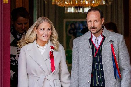 Königin Mette-Marit im Krankenhaus - König Haakon fährt sie selbst