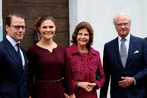 Die schwedische Königsfamilie - hier (v.l) Prinz Daniel, Kronprinzessin Victoria, Königin Silvia und König Carl XVI. Gustaf - kommt geschlossen zum Begräbnis nach Oslo. (Archivbild)