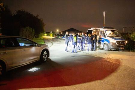 Auch in der Nacht waren zahlreiche Einsatzkräfte vor Ort. 