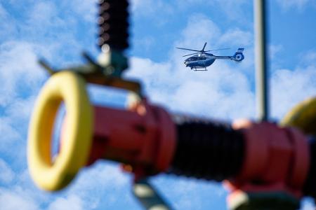Auch ein Polizei-Hubschrauber ist im Einsatz. 