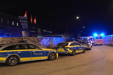 Zeugen hatten die Polizei wegen Schussgeräuschen auf einem Fabrikgelände gerufen. 