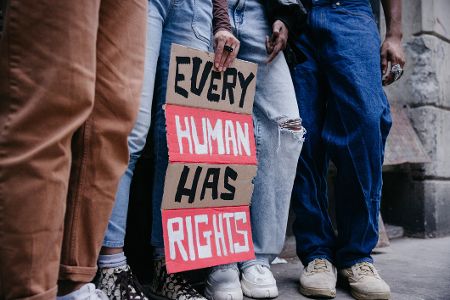 Mehrere Menschen mit einem Schild für Menschenrechte