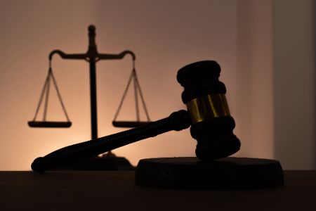 Richterhammer und Justitias Waage