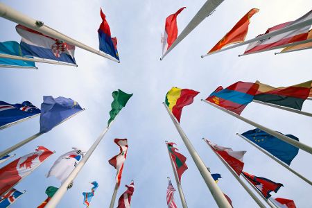 Viele Flaggenmaste nebeneinander, von unten fotografiert