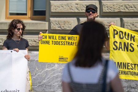 Aktivisten mit Plakaten von Amnesty International zur Abschaffung der Todesstrafe